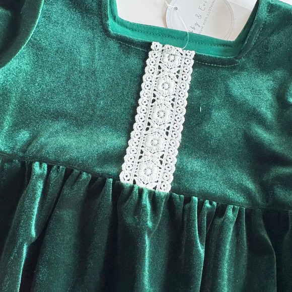 Abby & Evie Infant Girls 24M Hunter Green Velour Romper Lace Accent Boutique NEW - Picture 3 of 5